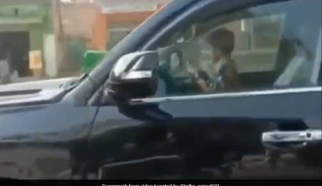 jongen rijdt auto