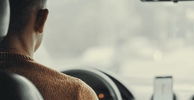 Jongedame wil met taxichauffeur uit Paramaribo op de vuist omdat hij te laat komt