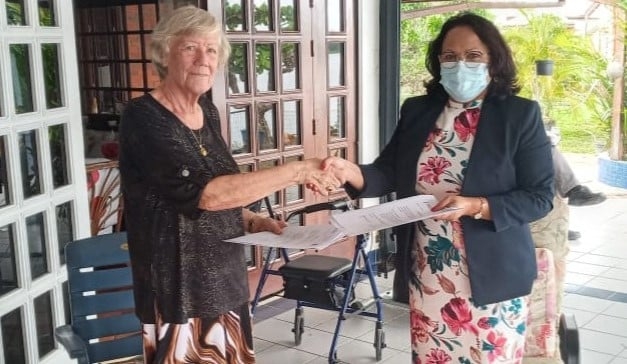 Foto Greet Tjoe Nij van der Leij en de nationale archivaris bij de ondertekening van het overdrachtsdocument 1