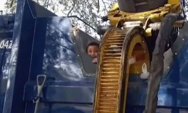 jongen in vuilniswagen