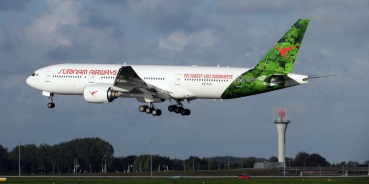B777 200ER slm surinam airways vliegtuig