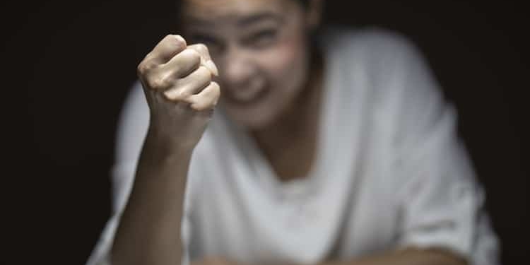 GEWELD VROUW MISHANDELING