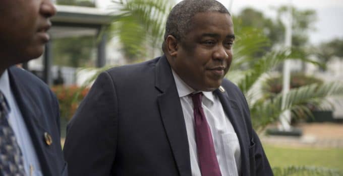 Internationale opsporing ex-minister Hoefdraad moet openbaar