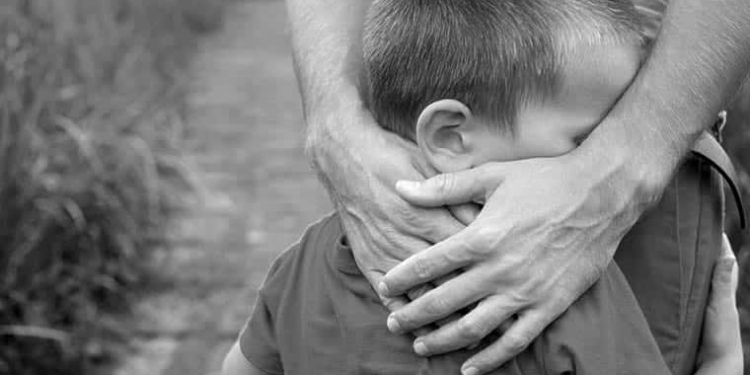 kindermishandeling bescherming kind kind omarmen liefde ouder geweld