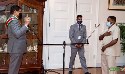president chandrikapersad santokhi en districtscommissaris henk deel Detailfoto