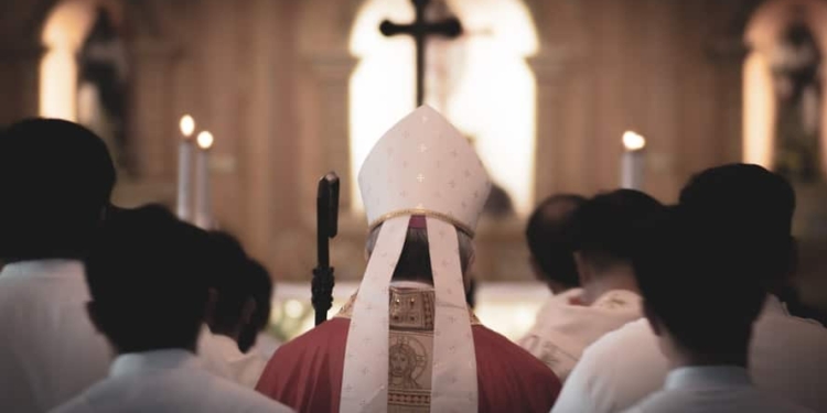 priester pater rk rooms katholiek