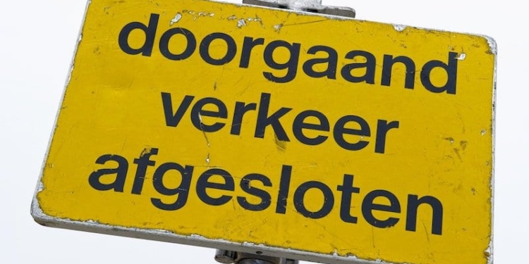 Doorgaand verkeer afgesloten wegafsluiting