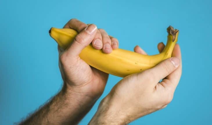 Moeder en vriendinnen vallen de vriend van stiefdochter aan