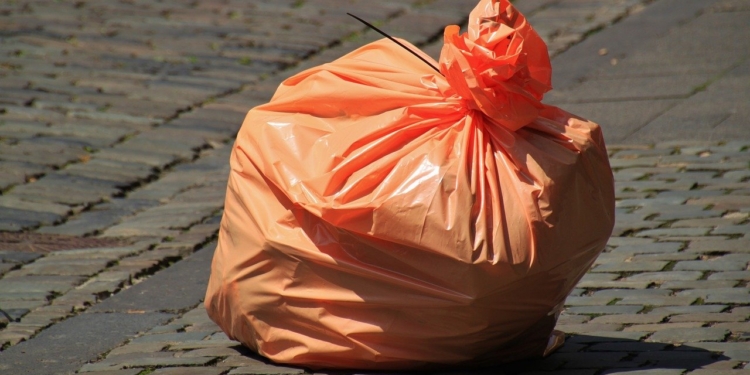 garbage bag 850874 1280