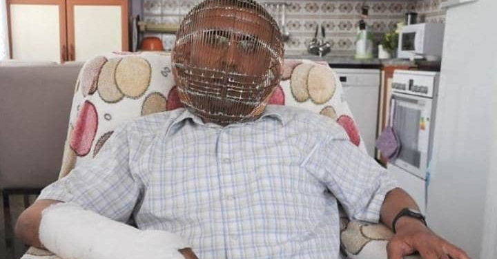 hoofd in cage