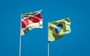 mooie nationale vlaggen van suriname en brazilie samen op blauwe hemel 337817 3084 | GFC Nieuws