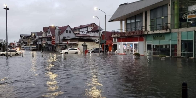 onder water foto suriname vandaag