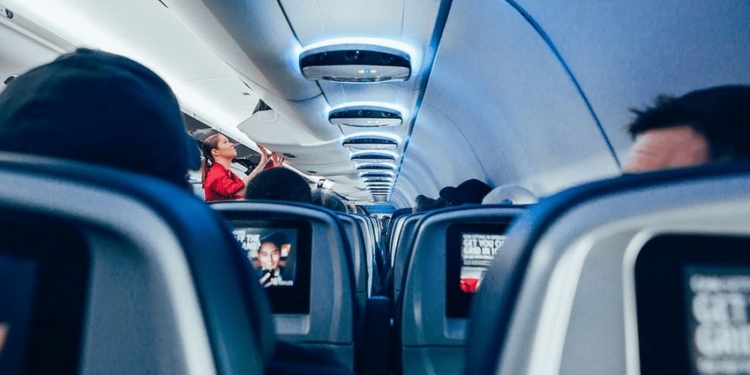 stewardess vliegtuig
