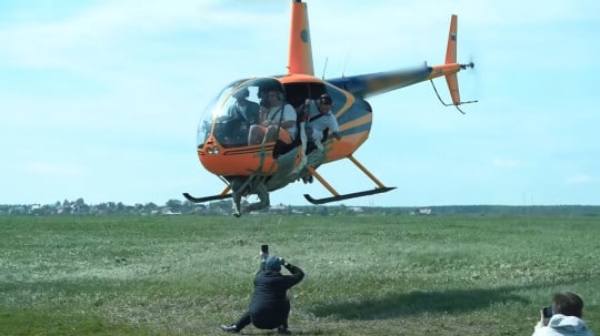 Vliegbrevet ex-legerpiloot ingetrokken na stunt met man vastgeplakt onder helikopter