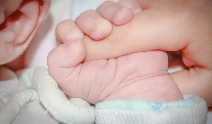 baby hand vasthouden | GFC