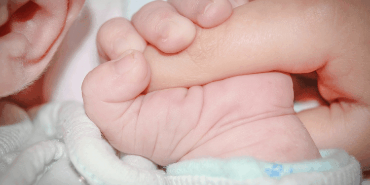 baby hand vasthouden