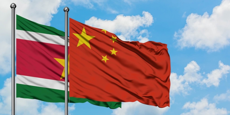 de vlaggen van suriname en china foto shutterstock 730442 gDGG5SkC
