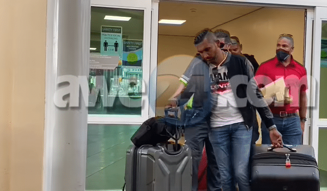 SURINAMERS GEPAKT OP LUCHTHAVEN