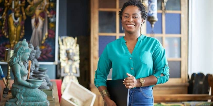 ZWARTE VROUW MET LAOPTOP E PAY ONLINE