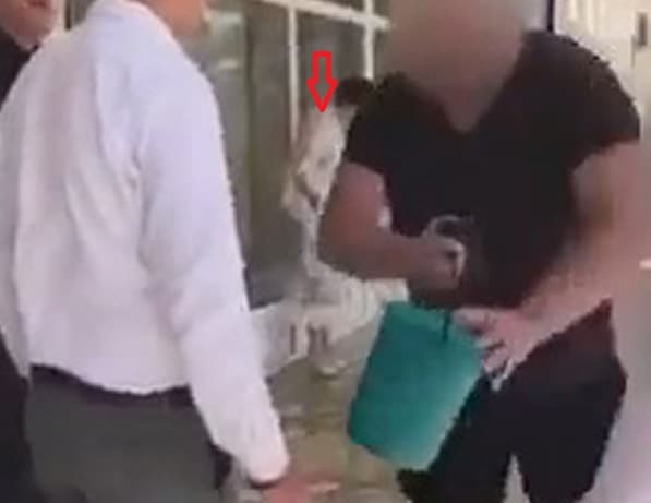 Woedende vader gooit emmer ontlasting op lerares zoon nadat ze weigerde hem goede cijfers te geven
