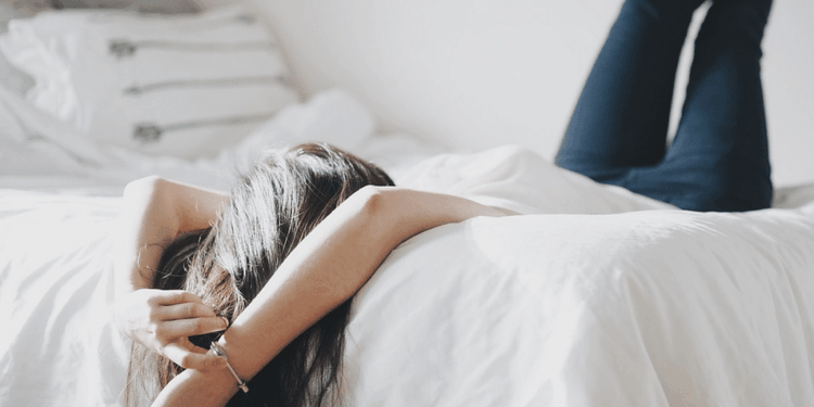meisje ligt in bed