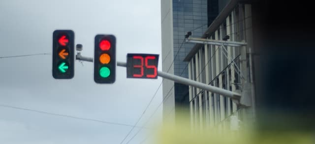 Vrouw rijdt door 49 rode verkeerslichten in auto ex-vriend om wraak te nemen