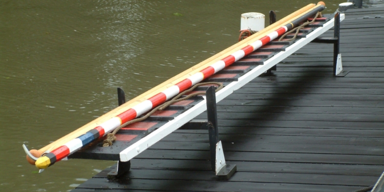 Houten loopplank van een varend monument houten brug scaled