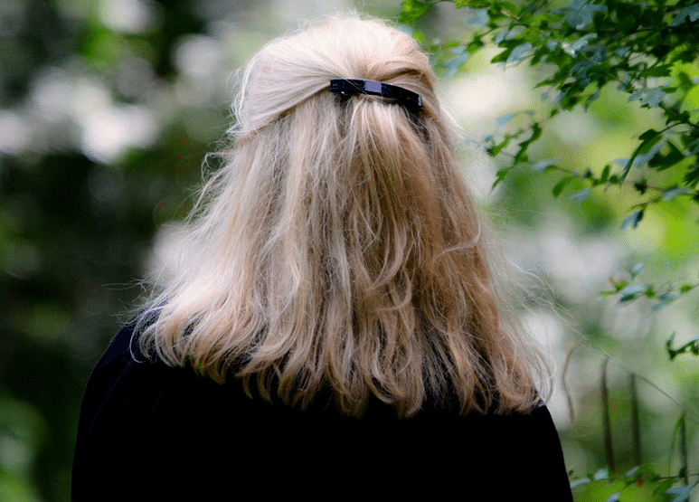 Blonde vrouw in Suriname klaagt: er is geen haarkleurspoeling voor onze soort in dit land