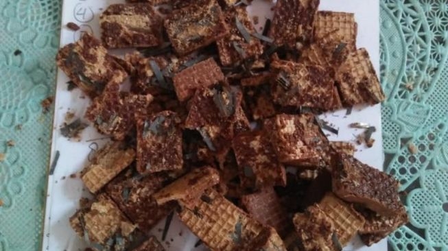 chocolate wafer razor blade staples