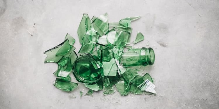 kapotte fles glasscherven
