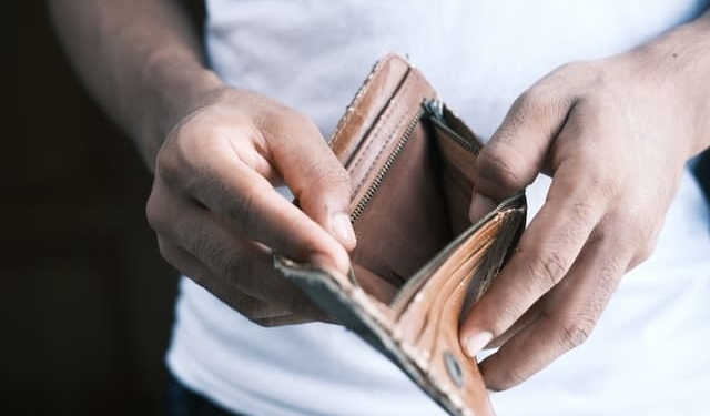 portemonnee leeg geld arm