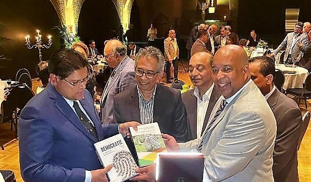 santokhi overhandigign boeken