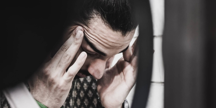 man stress verdriet depressief huilen boos