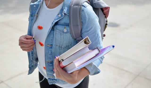 meisje vrouw school tas boeken