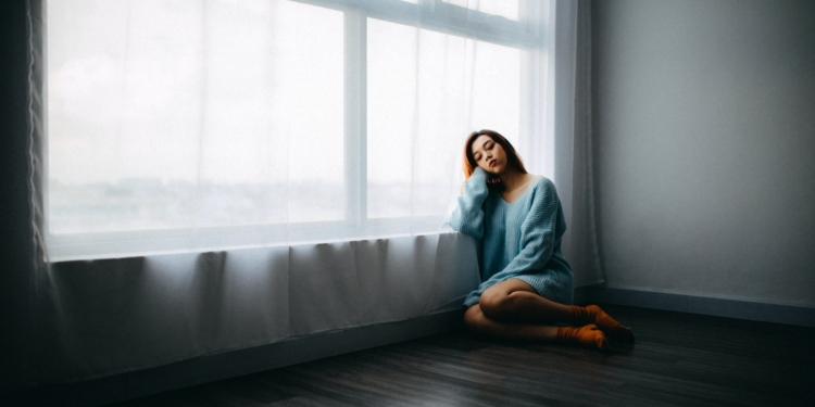 vrouw eenzaam verdrietig depressief huilen