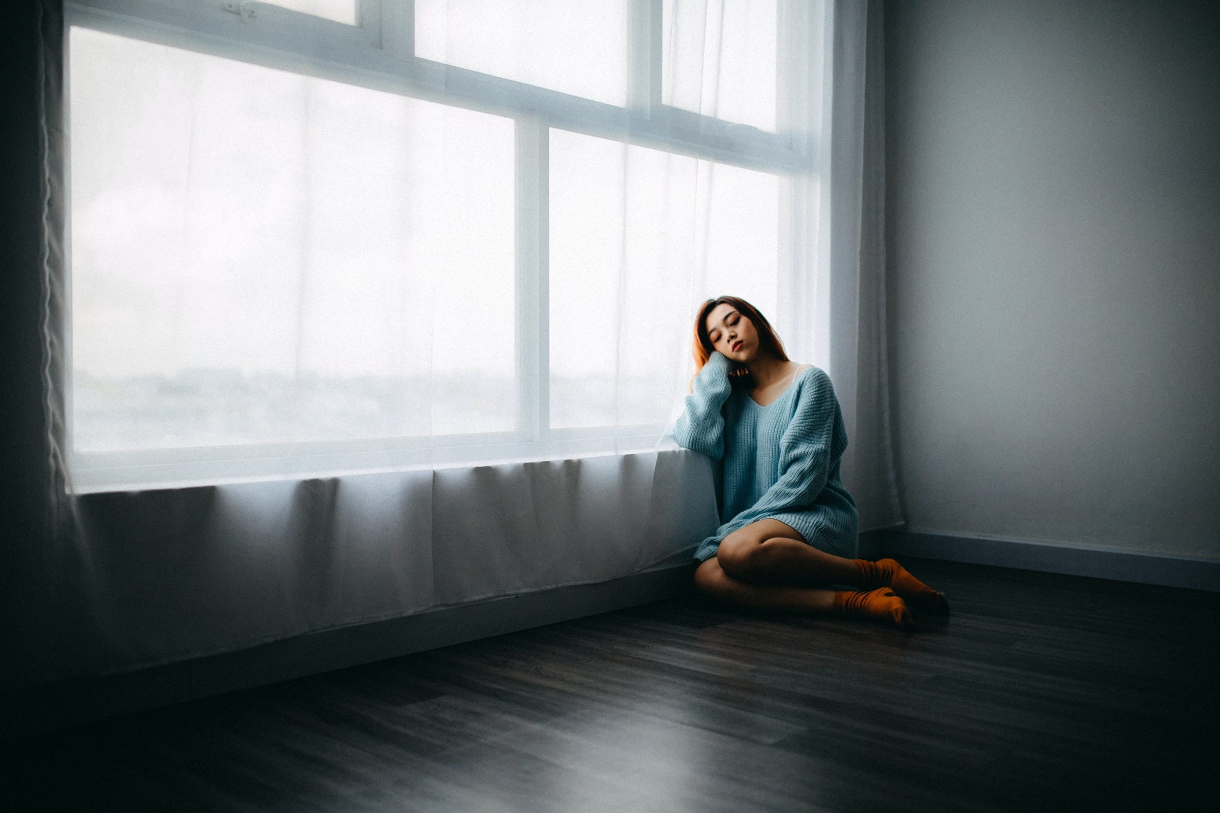 vrouw eenzaam verdrietig depressief huilen