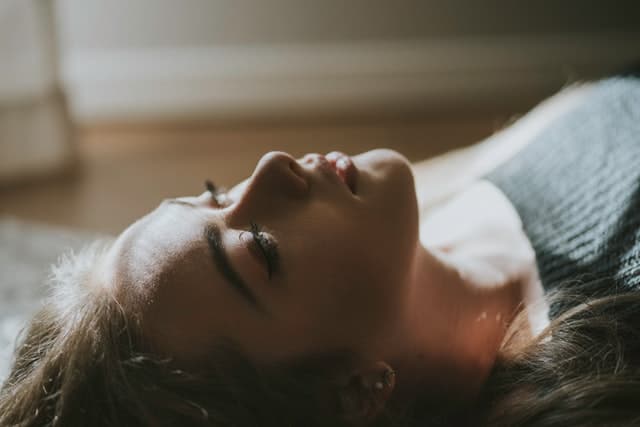 vrouw liggen slapen bed