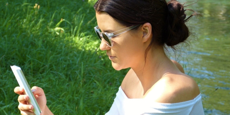 vrouw telefoon app whatsapp