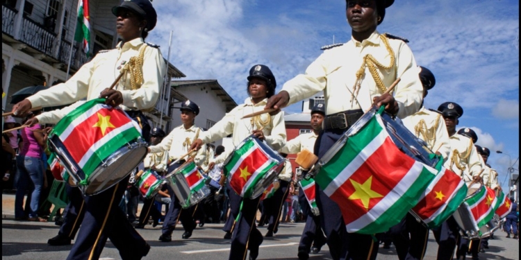 defile serefidensi surinaamse vlag