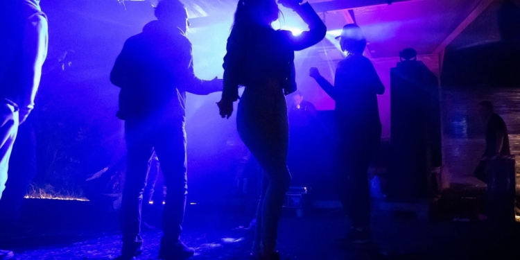feest dansen uitgaan discotheek disco