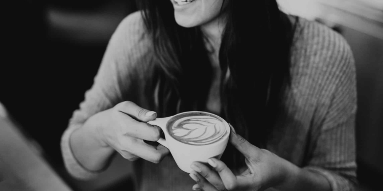 koffie drinken thee vrouw