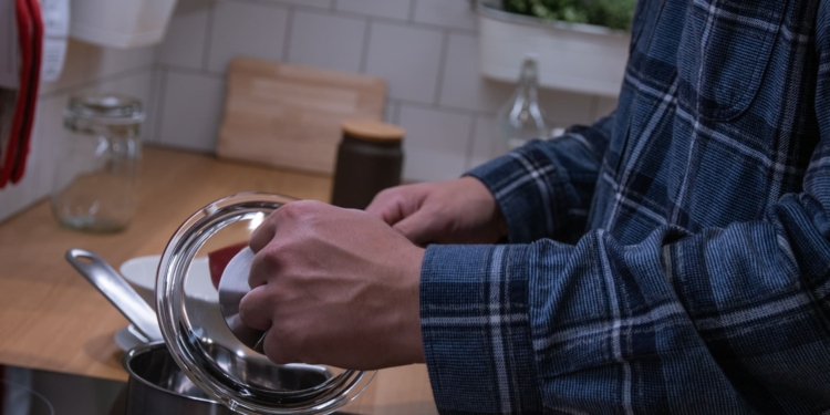 koken pan keuken man