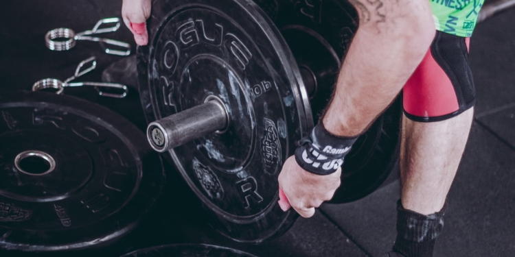 man gym sportschool gewichten