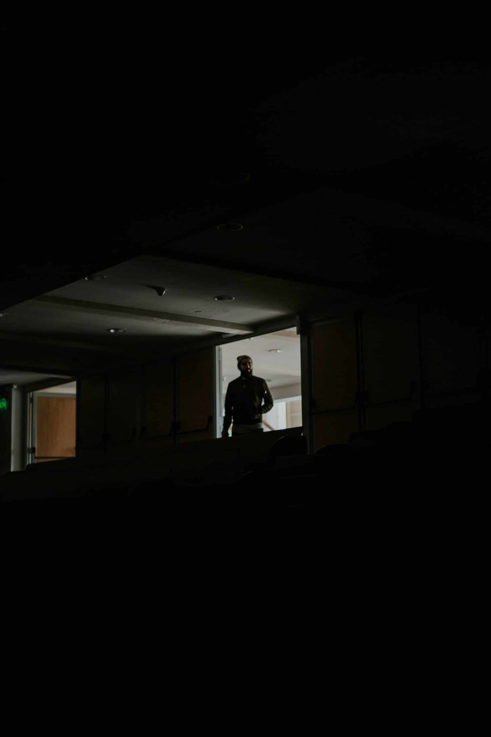Jaloerse man die verliefd is op stiefdochter vermoord haar vriend