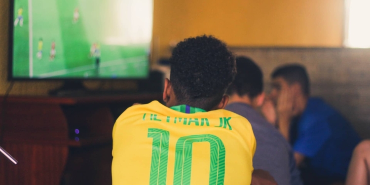 voetbal kiijken tv