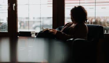 vrouw zit bankstel zitten | GFC Nieuws