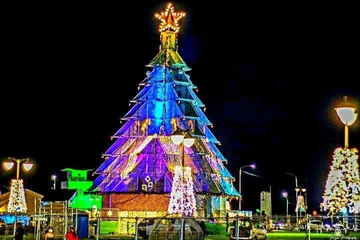 Zondag ontsteking reuze kerstboom op Onafhankelijkheidsplein, zonder vaccinatiekaart geen toegang