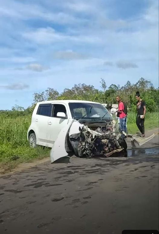 Personenauto total loss na aanrijding met truck