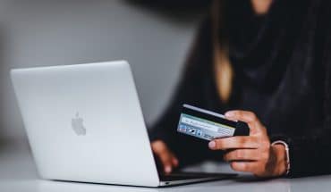 bank geld computer betaling laptop vrouw pasje