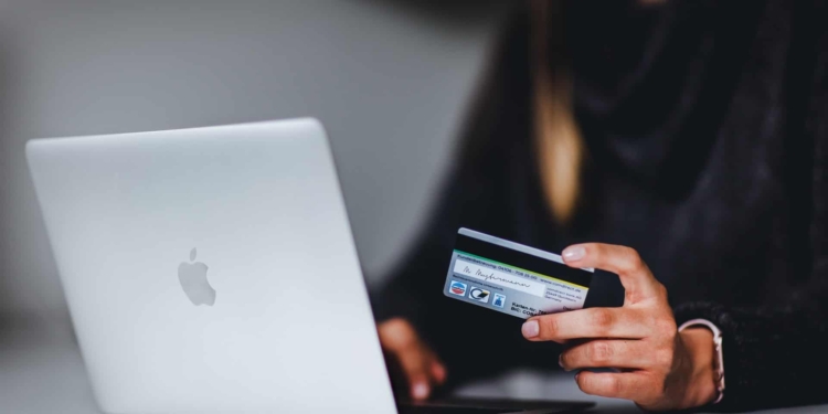 bank geld computer laptop vrouw pasje